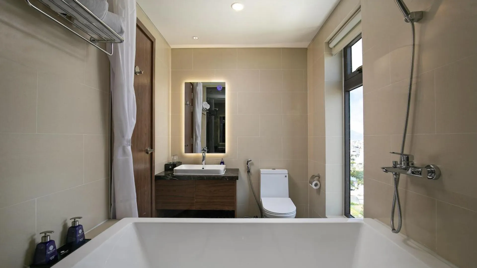 Mangata Beachfront Hotel - Rooftop Bar Sea View Da Nang Vietnam
