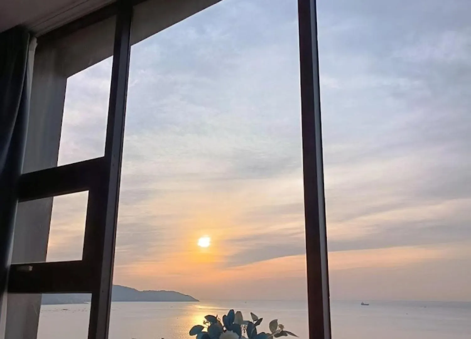 Mangata Beachfront Hotel - Rooftop Bar Sea View Da Nang