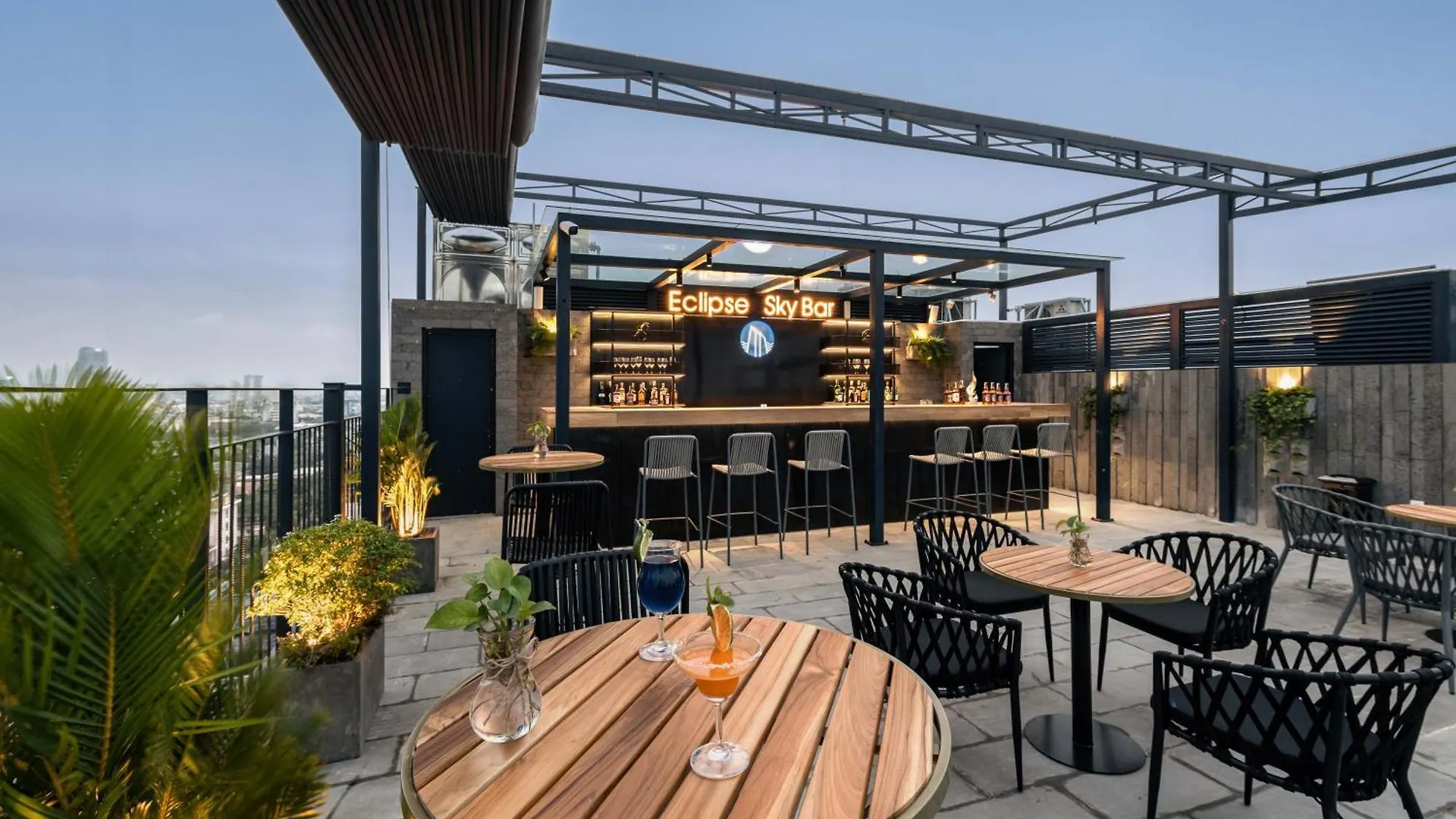 Mangata Beachfront Hotel - Rooftop Bar Sea View Da Nang