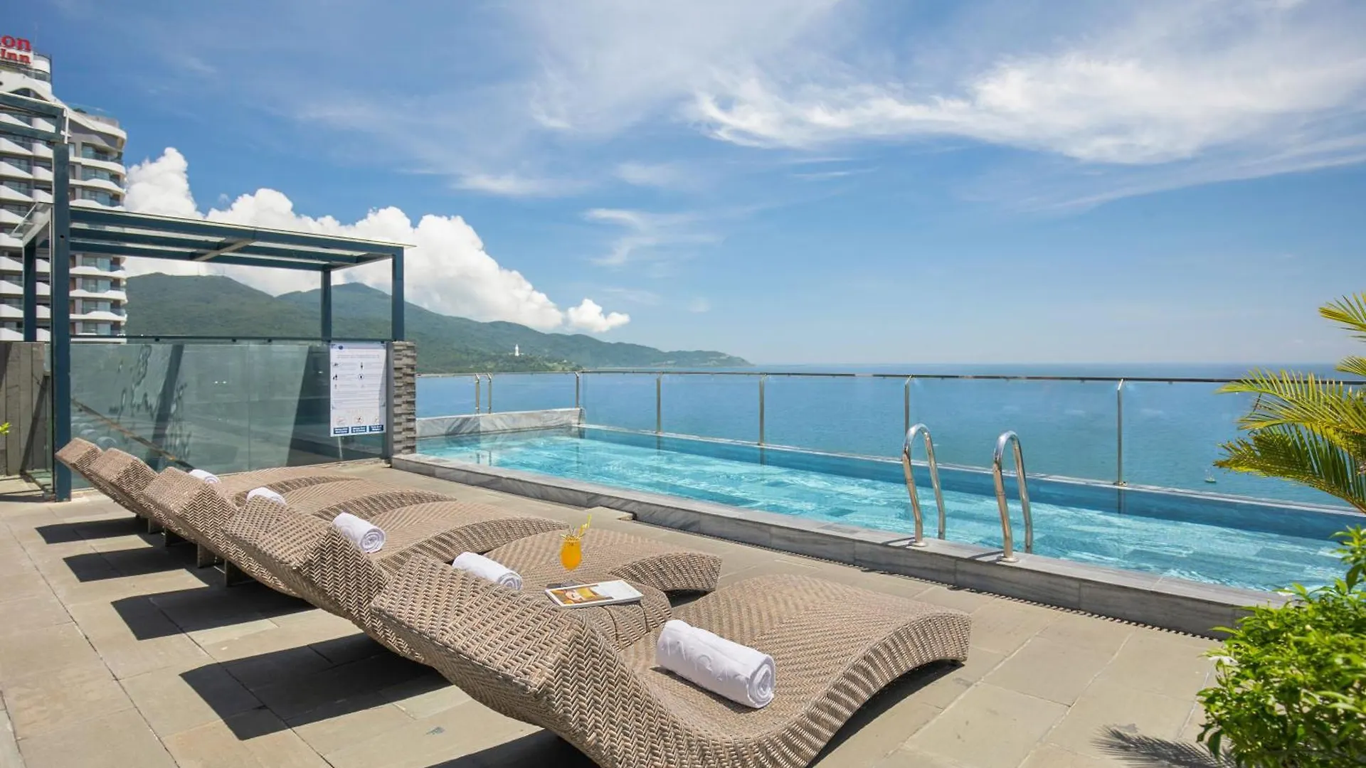 Mangata Beachfront Hotel - Rooftop Bar Sea View Da Nang