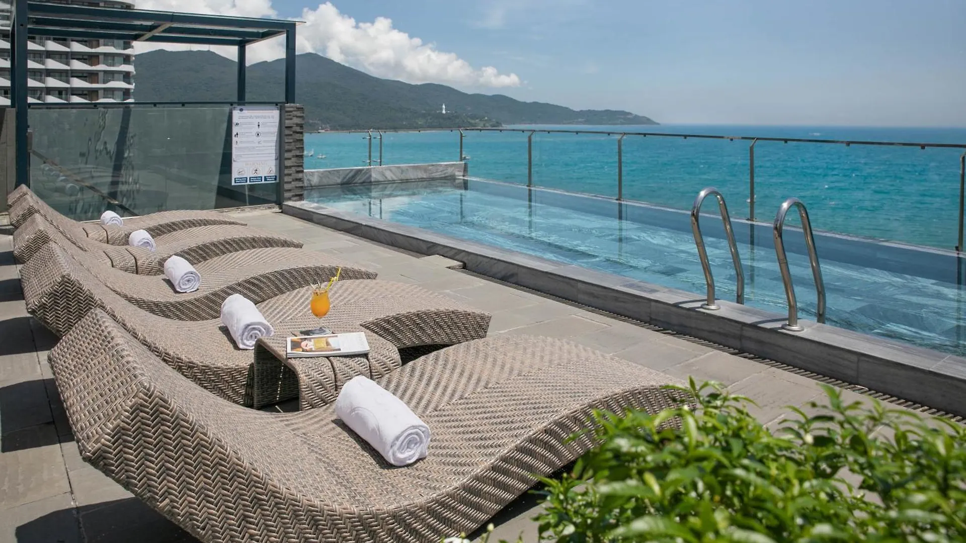 Mangata Beachfront Hotel - Rooftop Bar Sea View Da Nang