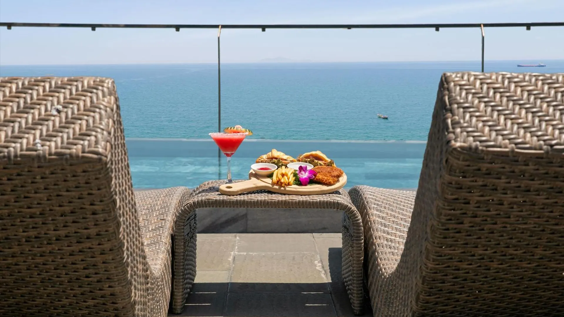 Mangata Beachfront Hotel - Rooftop Bar Sea View Da Nang