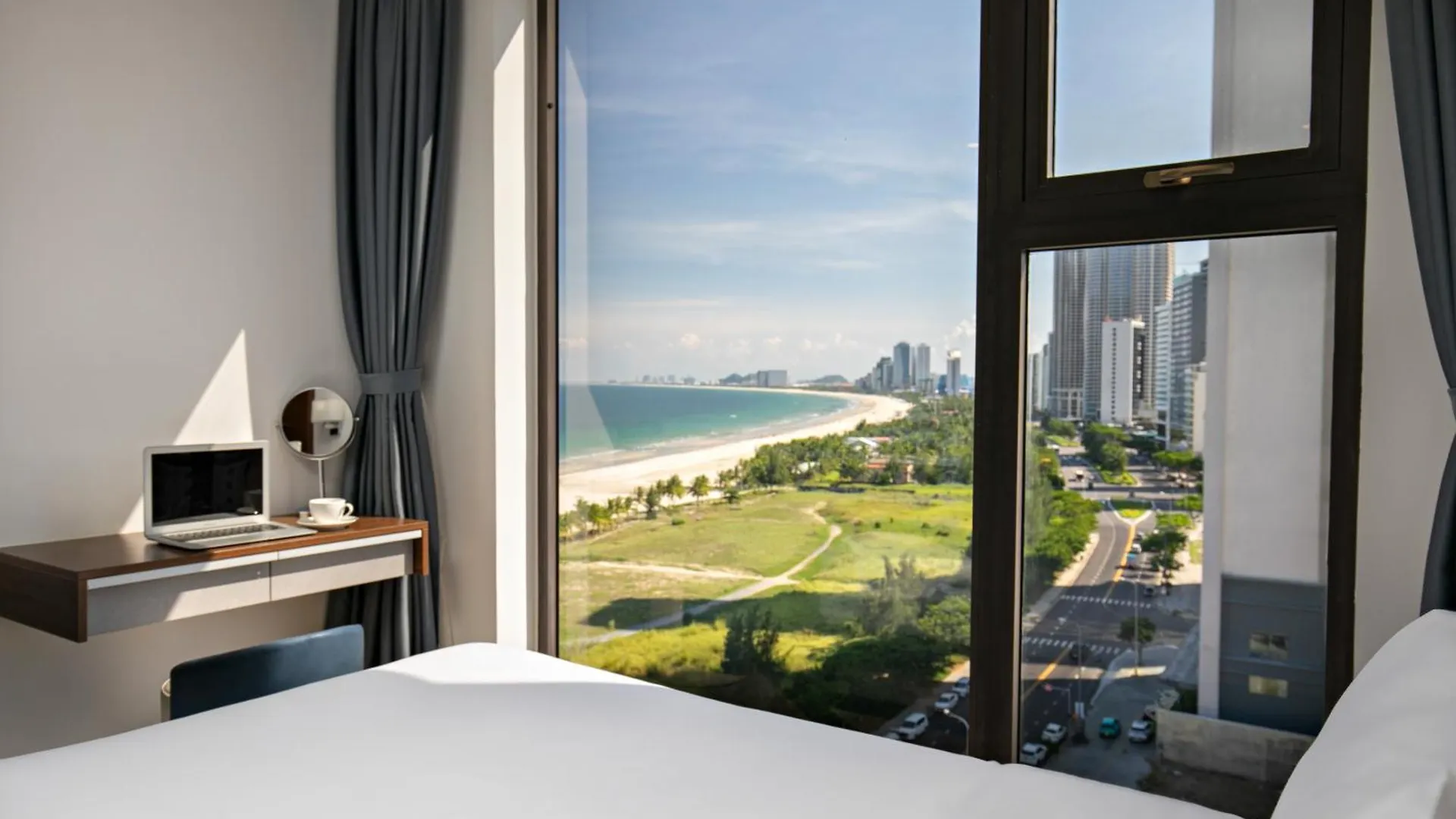 Mangata Beachfront Hotel - Rooftop Bar Sea View Da Nang 4*,