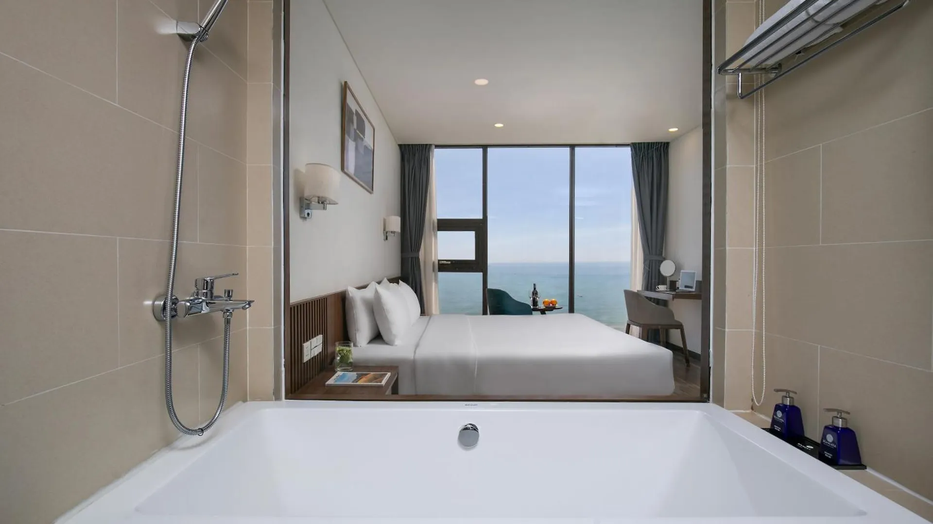 Mangata Beachfront Hotel - Rooftop Bar Sea View Da Nang
